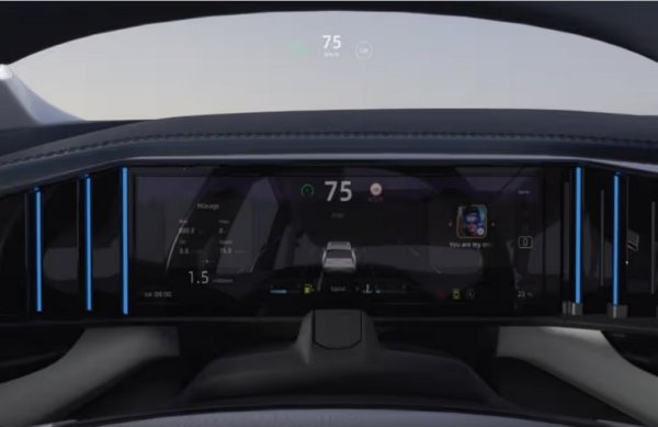 Вариантът с големия двигател има и head-up дисплей